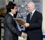 Генеральный директор ЭХЗ вручает награду старшему инженеру технологу химцеха Рустаму Кулиеву